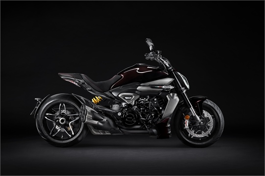 2025 - Ducati und Dsquared2 präsentieren eine von der neuen XDiavel V4 