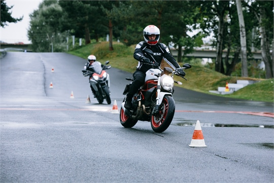 Ducatis, Stunts und Rock`n Roll: Die Autostadt eröffnet neuen Motorradparcours 